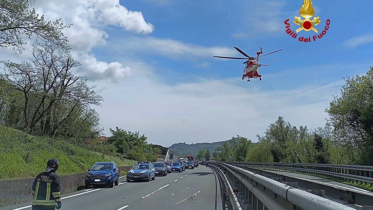 L'elicottero Drago dei vigili del fuoco intervenuto per l'incidente in A12 tra Spezia e Brugnato dove ha perso la vita un motociclista di 22 anni