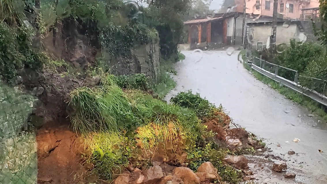 La frana sulla strada provinciale 25. nel territorio di Sesta Godano, dove è stato istituito il senso unico alternato La frana sulla strada provinciale 25. nel territorio di Sesta Godano, dove è stato istituito il senso unico alternato