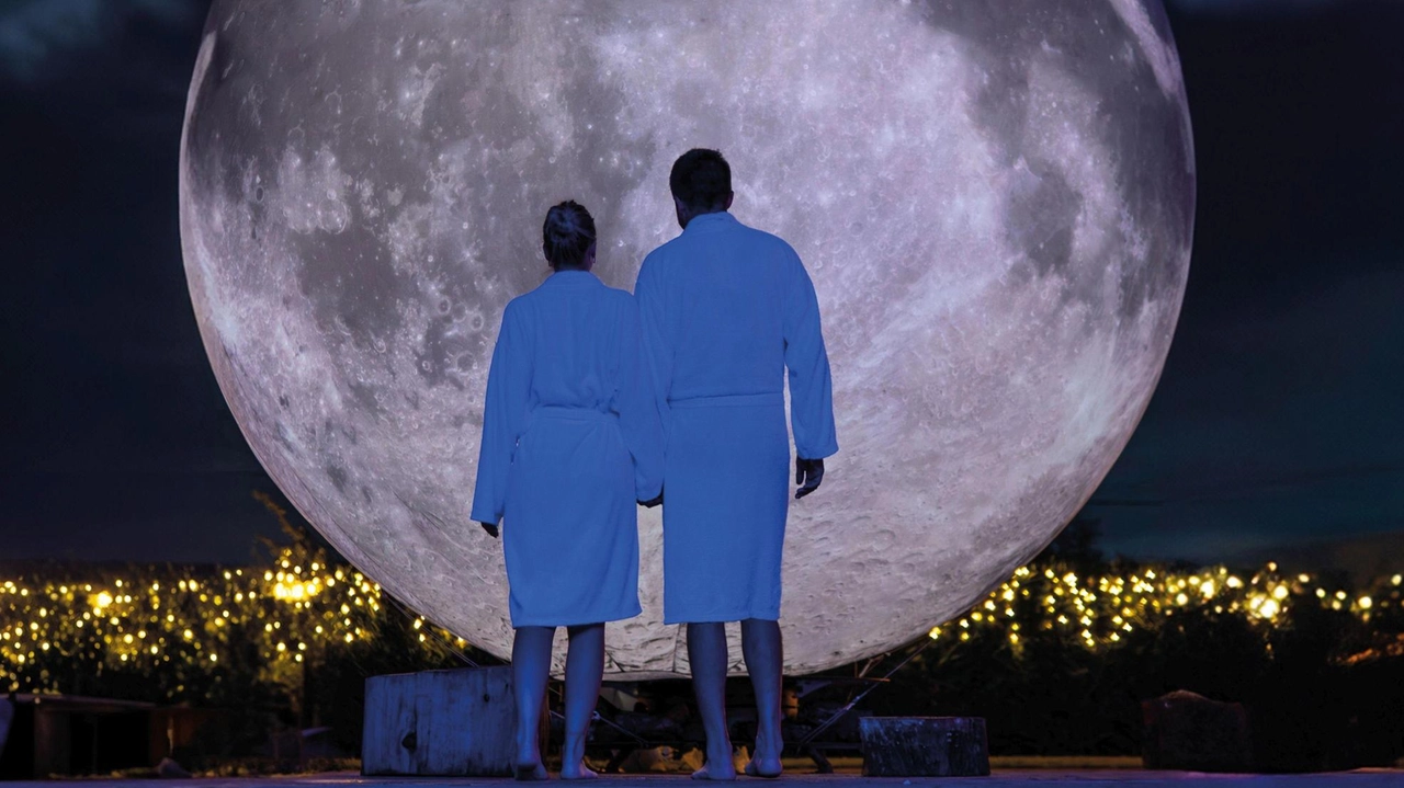 Una scenografia con una grande Luna a bordo piscina farà da cornice alla serata speciale in programma martedì alle Terme di Saturnia Una scenografia con una grande Luna a bordo piscina farà da cornice alla serata speciale in programma martedì alle Terme di Saturnia