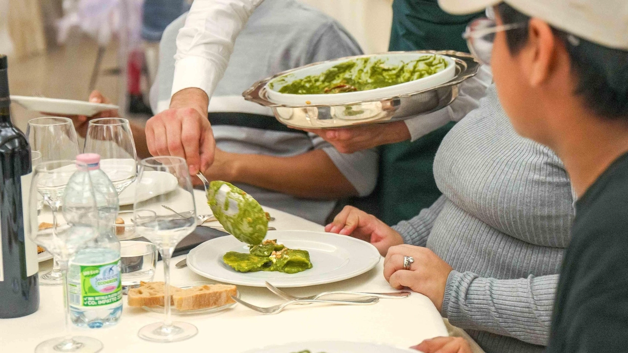 Il pranzo della solidarietà si svolgerà nei locali della parrocchia San Pio X. Qui a sinistra Fratel Gian Piero Salvai del quale ricorrono i tre anni dalla scomparsa Il pranzo della solidarietà si svolgerà nei locali della parrocchia San Pio X. Qui a sinistra Fratel Gian Piero Salvai del quale ricorrono i tre anni dalla scomparsa
