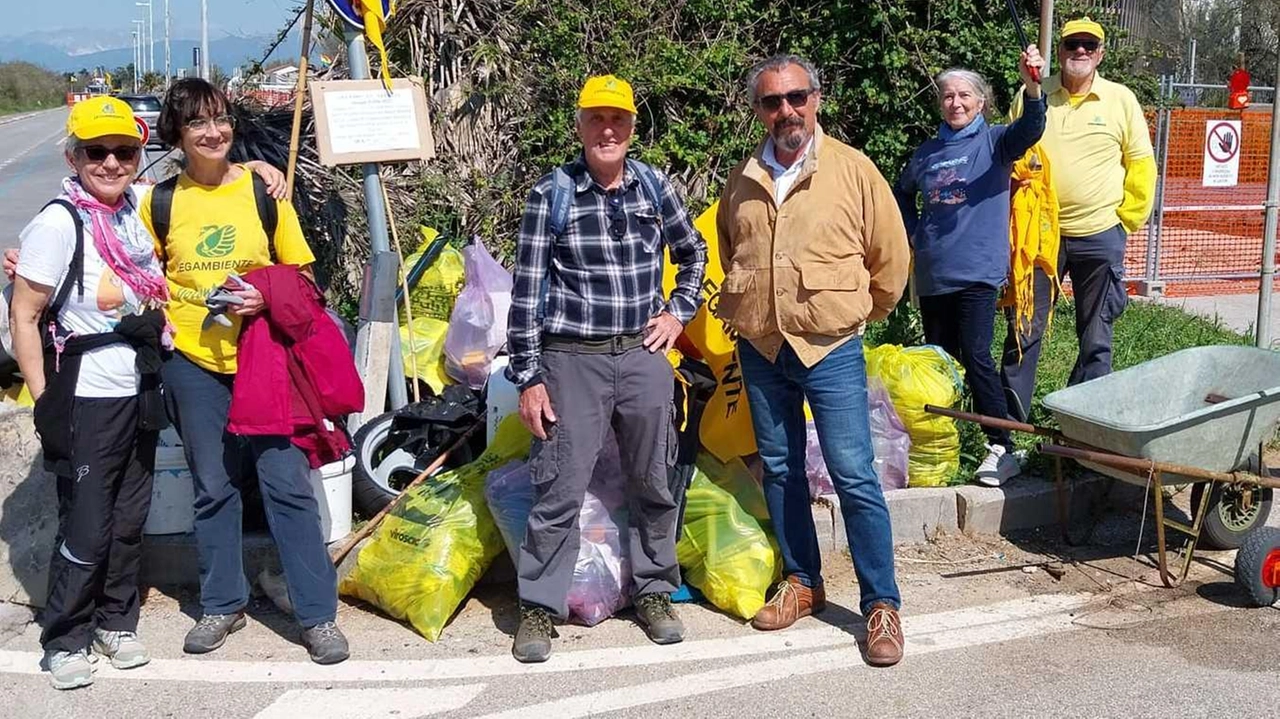 L’iniziativa ecologista di Legambiente con gli studenti dell’Esedra "In soli 200 metri di arenile abbiamo fatto venti sacchi di immondizia".