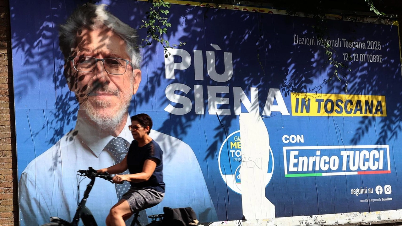 Il manifesto 6x3 di Enrico Tucci in via Garibaldi: il primo a essere affisso, il primo a essere strappato al centro con la scritta ’Fasci’ nella parte bianca; un’abitudine, quella di strappare i manifesti elettorali, purtroppo dura a passare Il manifesto 6x3 di Enrico Tucci in via Garibaldi: il primo a essere affisso, il primo a essere strappato al centro con la scritta ’Fasci’ nella parte bianca; un’abitudine, quella di strappare i manifesti elettorali, purtroppo dura a passare
