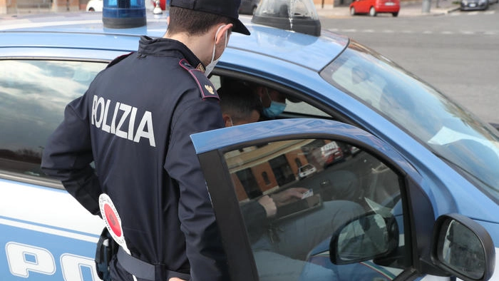 Sul posto è arrivata una pattuglia della squadra volante della Polizia (foto repertorio) Sul posto è arrivata una pattuglia della squadra volante della Polizia (foto repertorio)