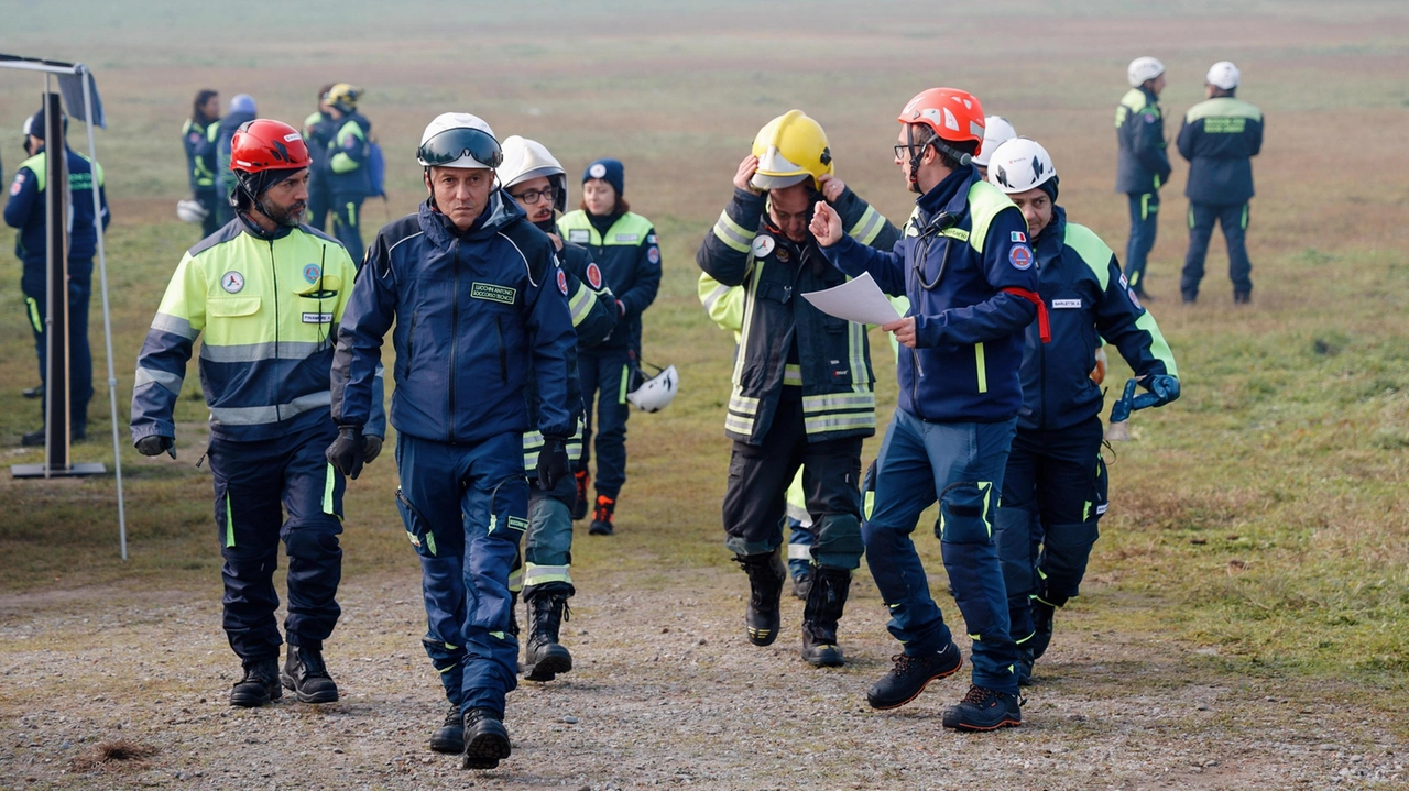 Una squadra di volontari della protezione civile impegnata nel controllo del territorio (foto di archivio) Una squadra di volontari della protezione civile impegnata nel controllo del territorio (foto di archivio)