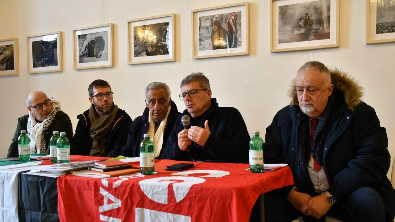 Inaugurate a Palazzo Ducale le mostre ’Qui resteremo’ e la raccolta di vignette e fumetti di grandi firme. Tra queste anche Manara, Vauro e Pazienza. Numerosi gli eventi collaterali tra concerti, dibattiti e proiezioni. Inaugurate a Palazzo Ducale le mostre ’Qui resteremo’ e la raccolta di vignette e fumetti di grandi firme. Tra queste anche Manara, Vauro e Pazienza. Numerosi gli eventi collaterali tra concerti, dibattiti e proiezioni.