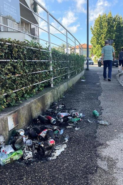 Atti vandalici nella notte in centro. Rifiuti incendiati sotto le auto. Due distrutte e una danneggiata Atti vandalici nella notte in centro. Rifiuti incendiati sotto le auto. Due distrutte e una danneggiata