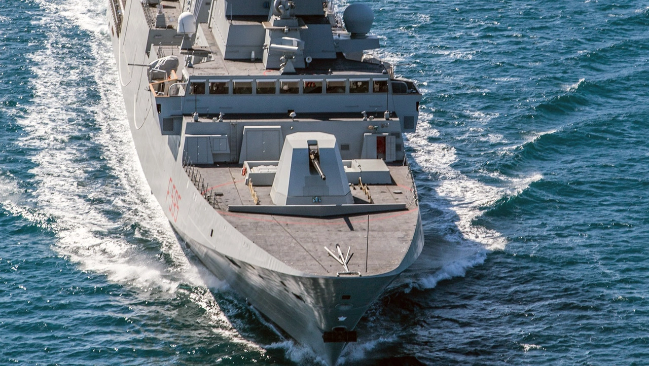 Una nave della Marina Militare Una nave della Marina Militare