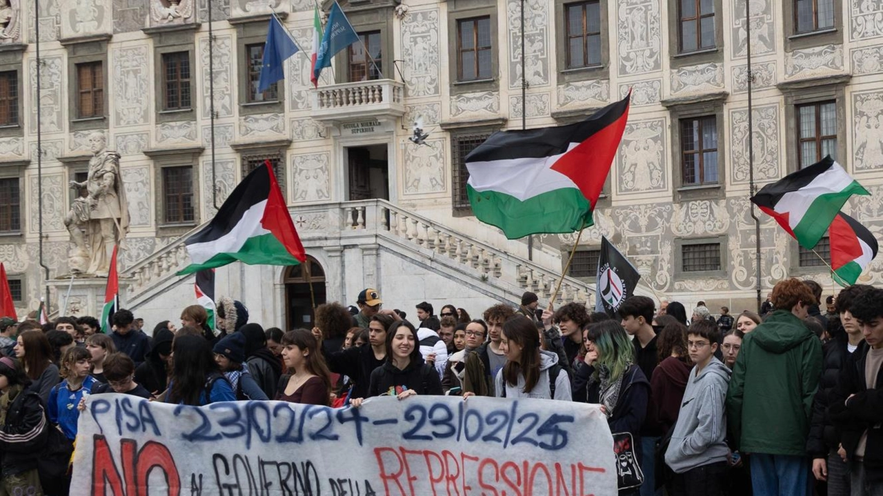 Le testimonianze di chi c’era: "Forte trauma, devo ancora metabolizzare. Oggi non potevamo mancare, siamo pochi, ma il messaggio è forte". Alcuni studenti del Russoli affacciati hanno salutato i compagni. .