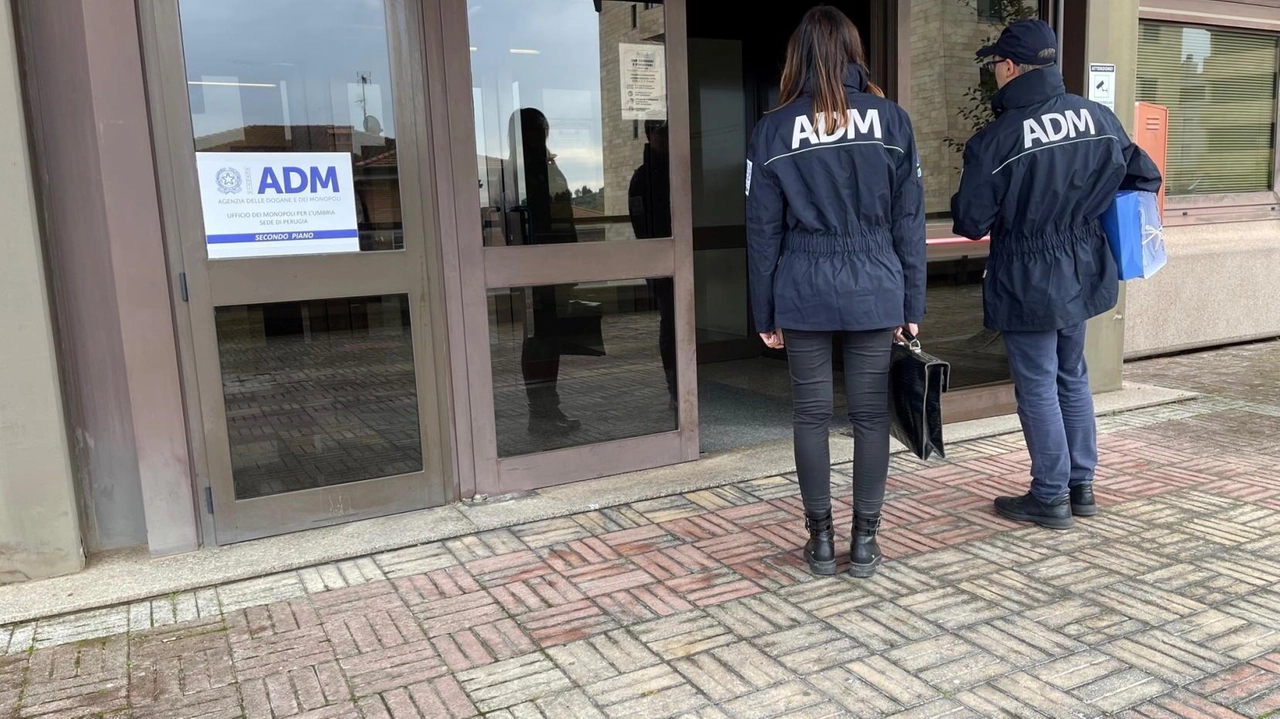 A indagare sulla vicenda. l’Agenzia delle dogane insieme ai Carabinieri A indagare sulla vicenda. l’Agenzia delle dogane insieme ai Carabinieri
