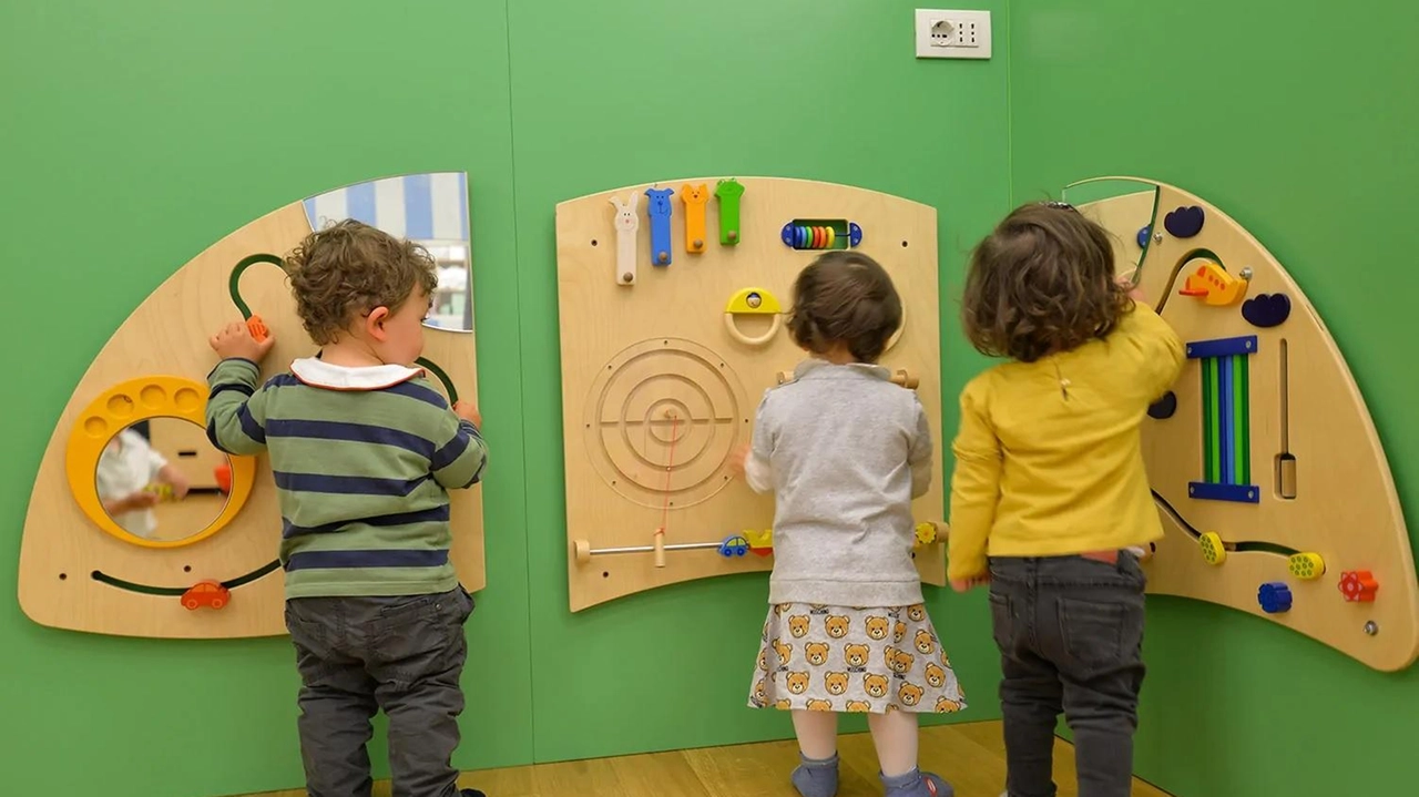Tre piccoli alunni giocano in un asilo nido Tre piccoli alunni giocano in un asilo nido