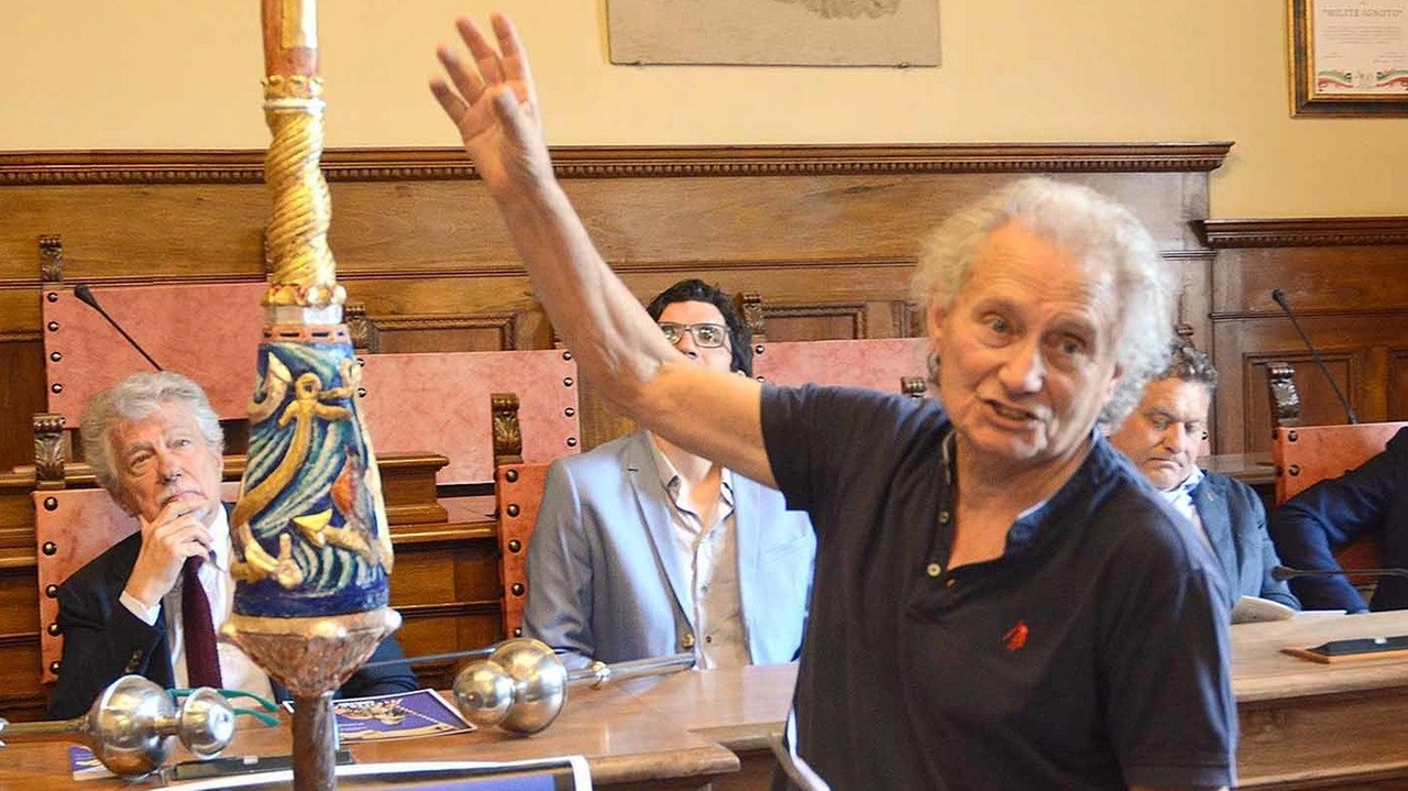 L’intagliatore Francesco Conti illustra l’ultima lancia d’oro per la Giostra di giugno L’intagliatore Francesco Conti illustra l’ultima lancia d’oro per la Giostra di giugno
