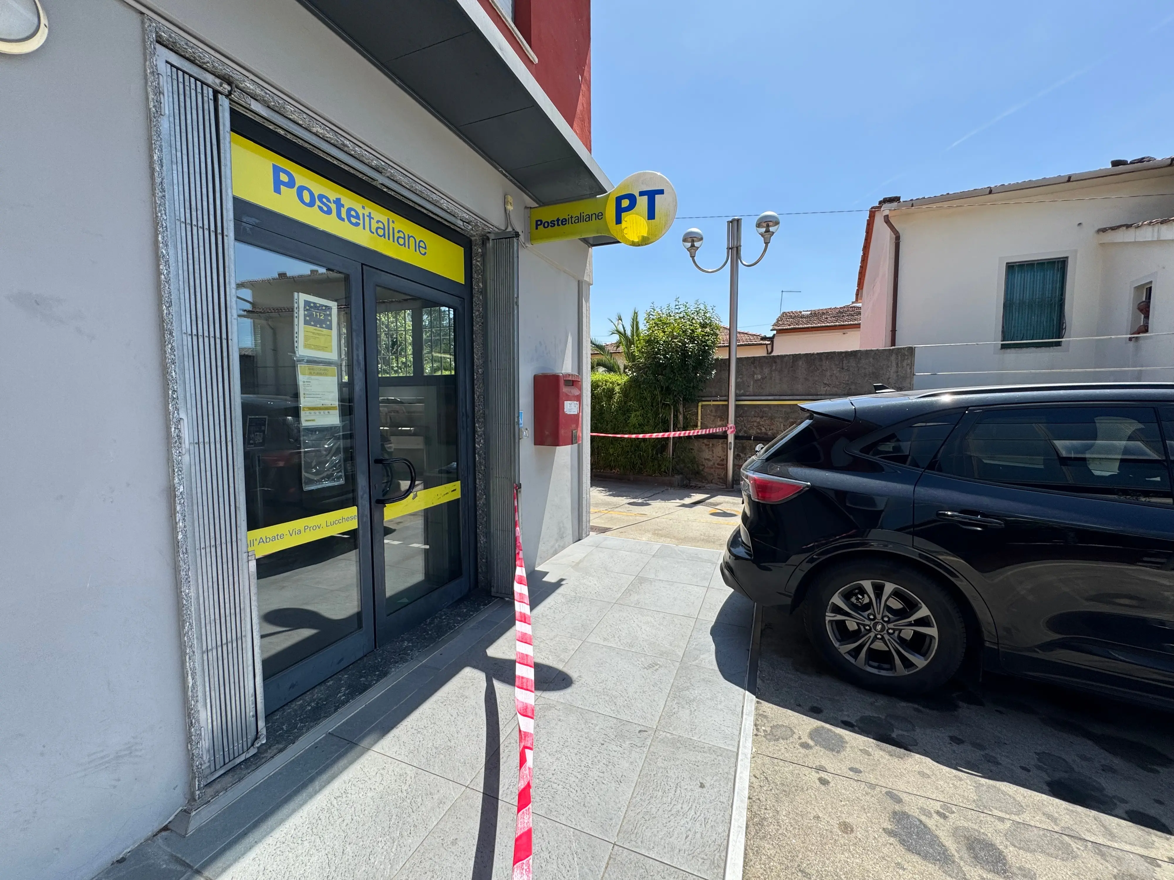 Tentata rapina alle Poste: l’irruzione, le minacce e la fuga