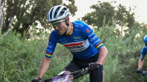 Il Team Soudal di Montemurlo ottiene due podi e sei Top 10 in gare di alto livello come la Roc d’Azur. Sandra Mairhofer si distingue con un secondo posto nella Marathon, mentre Leonardo Paez conquista il quarto posto nella Roc d’Azur.
