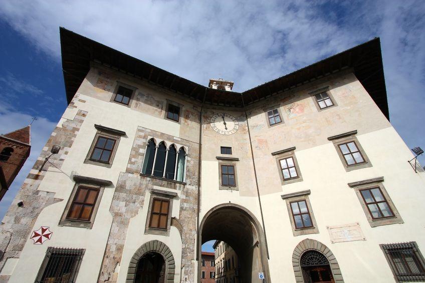 https://www.lanazione.it/image-service/view/acePublic/alias/contentid/ZmViOGIyMjItMDM2Ny00/0/la-torre-della-fame-sede-della-mostra.jpeg