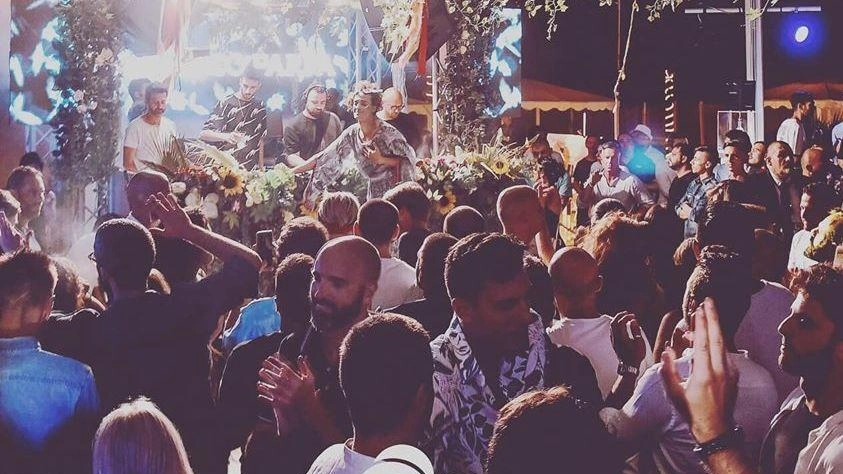 Il locale punta su un pubblico adulto, ospiti ed eventi esclusivi. Si riparte all’insegna della tradizione dopo il lungo stop per motivi burocratici Il locale punta su un pubblico adulto, ospiti ed eventi esclusivi. Si riparte all’insegna della tradizione dopo il lungo stop per motivi burocratici