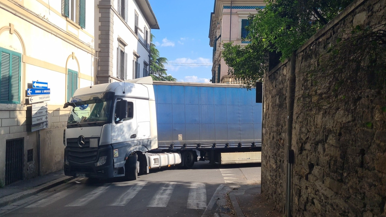 Firenze, tir incastrato tra via Bolognese e via Trento. Disagi al traffico