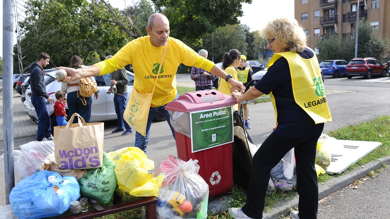 Alcuni volontari di Legambiente durante una delle loro iniziative a tutela dell’ambiente e del territorio (foto di repertorio) Alcuni volontari di Legambiente durante una delle loro iniziative a tutela dell’ambiente e del territorio (foto di repertorio)