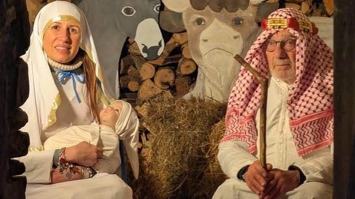 Alcuni dei protagonisti del presepe vivente ricreato a Villecchia. Sotto il presidente della Region Toscana Eugenio Giani con il sindaco Matteo Mastrini Alcuni dei protagonisti del presepe vivente ricreato a Villecchia. Sotto il presidente della Region Toscana Eugenio Giani con il sindaco Matteo Mastrini