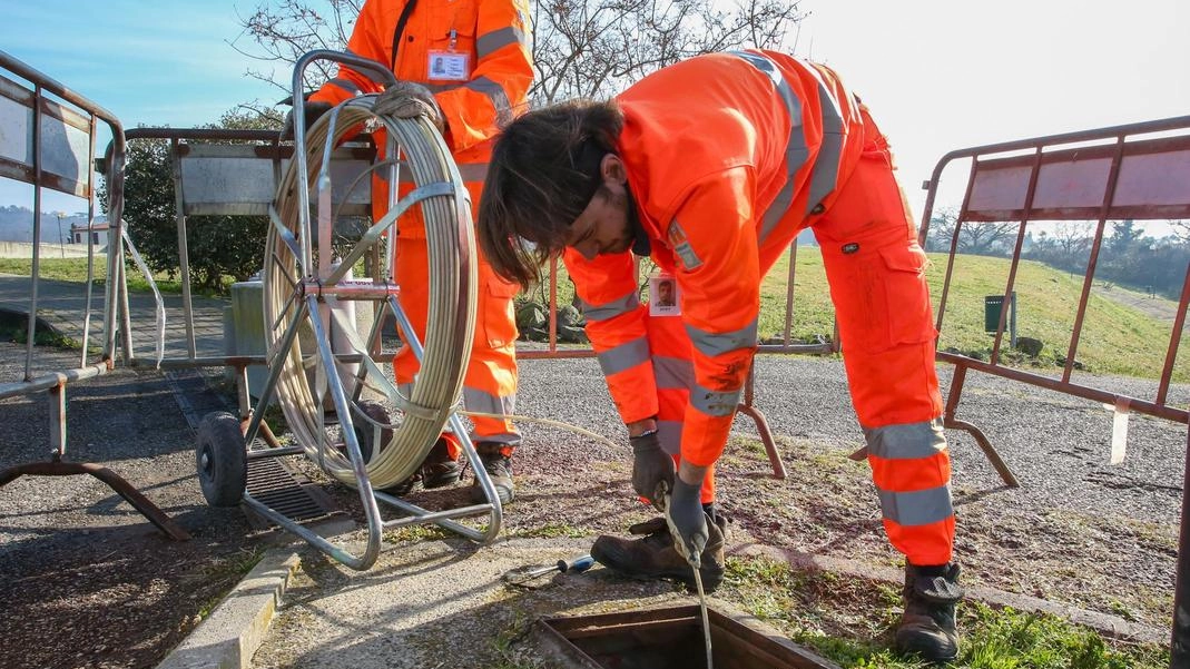 Operai al lavoro per riparare un guasto (foto d’archivio)