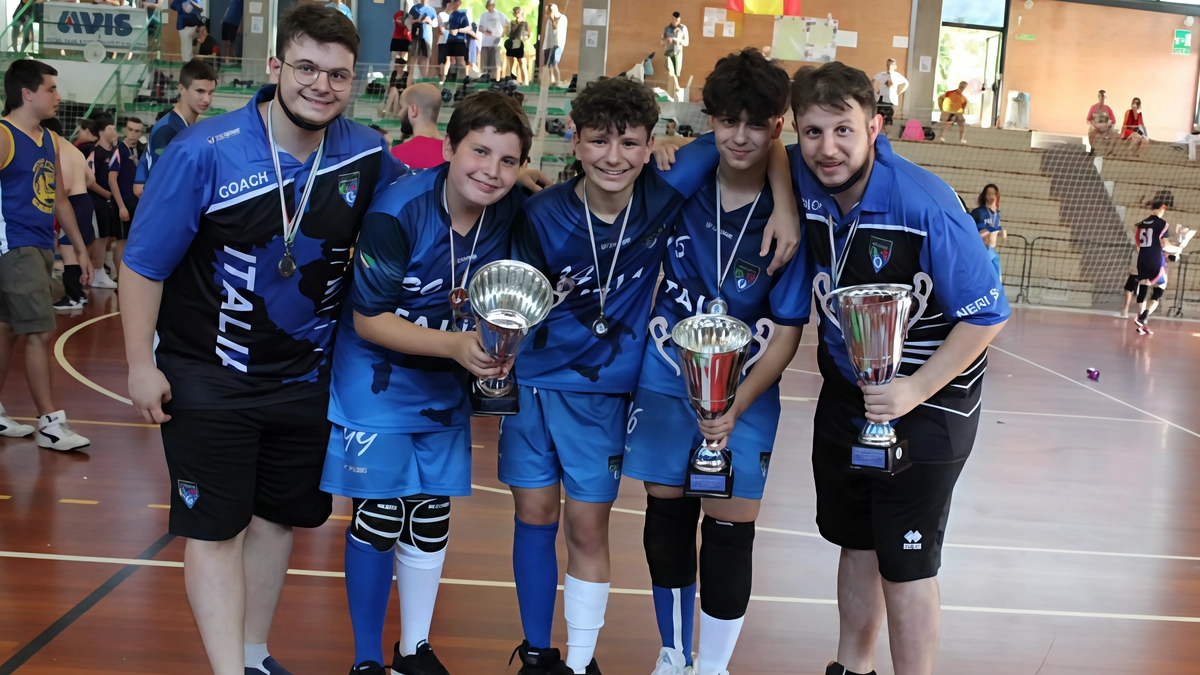 I 3 giovani empolesi agli Europei di dodgeball con coach Matteo Neri (primo da sinistra) I 3 giovani empolesi agli Europei di dodgeball con coach Matteo Neri (primo da sinistra)