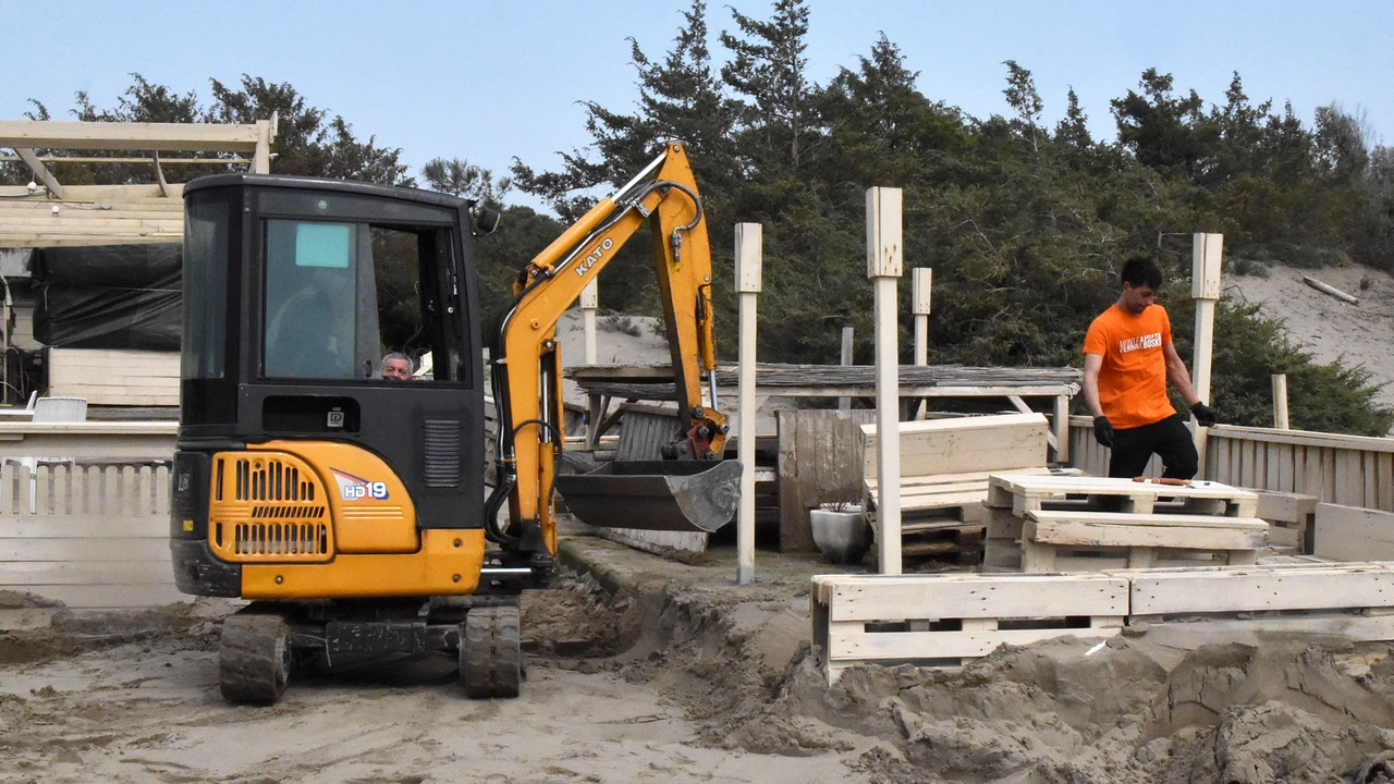 I lavori in corso per l’allestimento dello stabilimento balneare