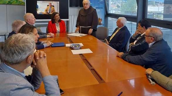 Confcommercio La Spezia e la famiglia ricordano il presidente Graziani con opere di bene al Santuario di Sant’Antonio e ai Frati di Gaggiola, sottolineando la sua generosità e apprezzamento. Confcommercio La Spezia e la famiglia ricordano il presidente Graziani con opere di bene al Santuario di Sant’Antonio e ai Frati di Gaggiola, sottolineando la sua generosità e apprezzamento.