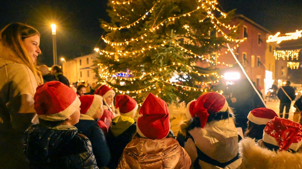 L’accensione dell’albero di Natale, in piazza Risorgimento, a Quarrata, lo scorso anno, un momento di gioia dopo il disastro dell’alluvione L’accensione dell’albero di Natale, in piazza Risorgimento, a Quarrata, lo scorso anno, un momento di gioia dopo il disastro dell’alluvione