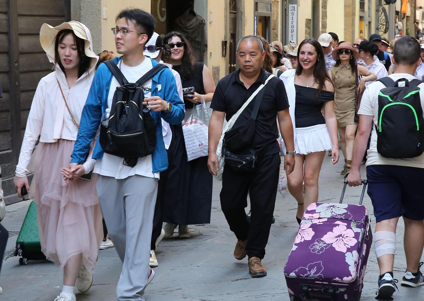 La Firenze che non va. Niccolò scrive a Funaro: "Affitti, violenza, strade. Così i giovani fuggono" La Firenze che non va. Niccolò scrive a Funaro: "Affitti, violenza, strade. Così i giovani fuggono"