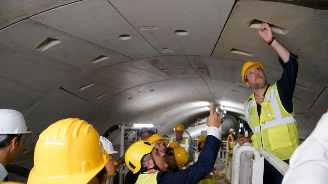 https://www.lanazione.it/image-service/view/acePublic/alias/contentid/ZmVkMTIyNGItNDk3Yy00/0/trenitalia-visita-del-ministro-matteo-salvini-via-del-campo-d-arrigo-15-firenze.jpeg?f=16:9&w=1200&h=630