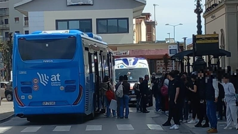 Pistoia, paura in piazza Dante Alighieri: le ruote dell’autobus sono passate sopra i piedi di due adolescenti