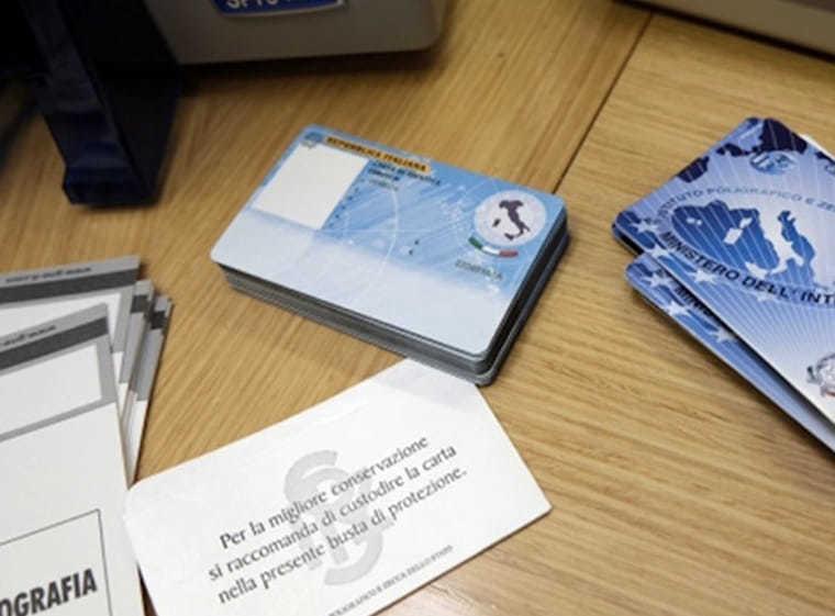 https://www.lanazione.it/image-service/view/acePublic/alias/contentid/ZmVkMjhlYTQtNjRmYS00/0/toglie-il-microchip-dalla-carta-didentita-denunciato-un-automobilista.jpeg?f=1.91:1&w=1200
