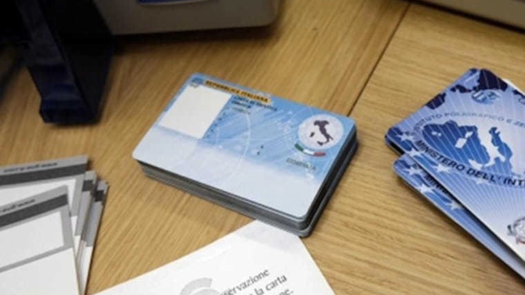 Gli agenti hanno notato sulla carta d’identità un taglio preciso di forma quadrata che ha attirato la loro attenzione Gli agenti hanno notato sulla carta d’identità un taglio preciso di forma quadrata che ha attirato la loro attenzione