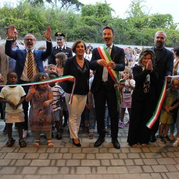 Inaugurata la nuova scuola: "È un investimento sul futuro dei nostri figli" Inaugurata la nuova scuola: "È un investimento sul futuro dei nostri figli"