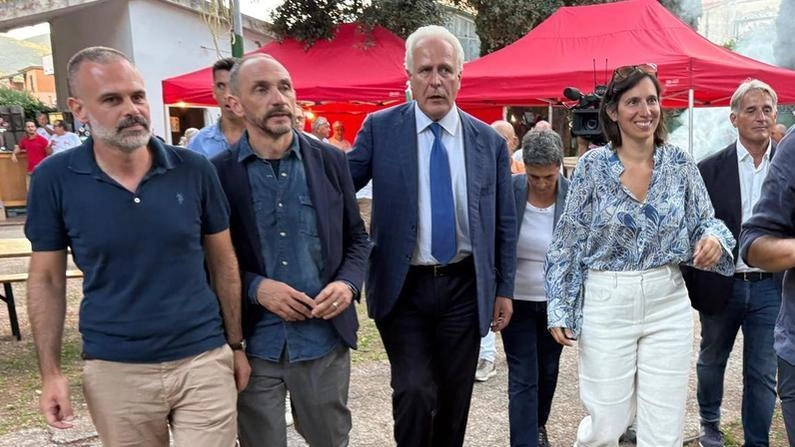 Da sinistra il segretario Pd di Piombino-Elba, Simone De Rosas, il segretario toscano dem Emiliano Fossi, il governatore Eugenio Giani ed. Elly Schlein Da sinistra il segretario Pd di Piombino-Elba, Simone De Rosas, il segretario toscano dem Emiliano Fossi, il governatore Eugenio Giani ed. Elly Schlein