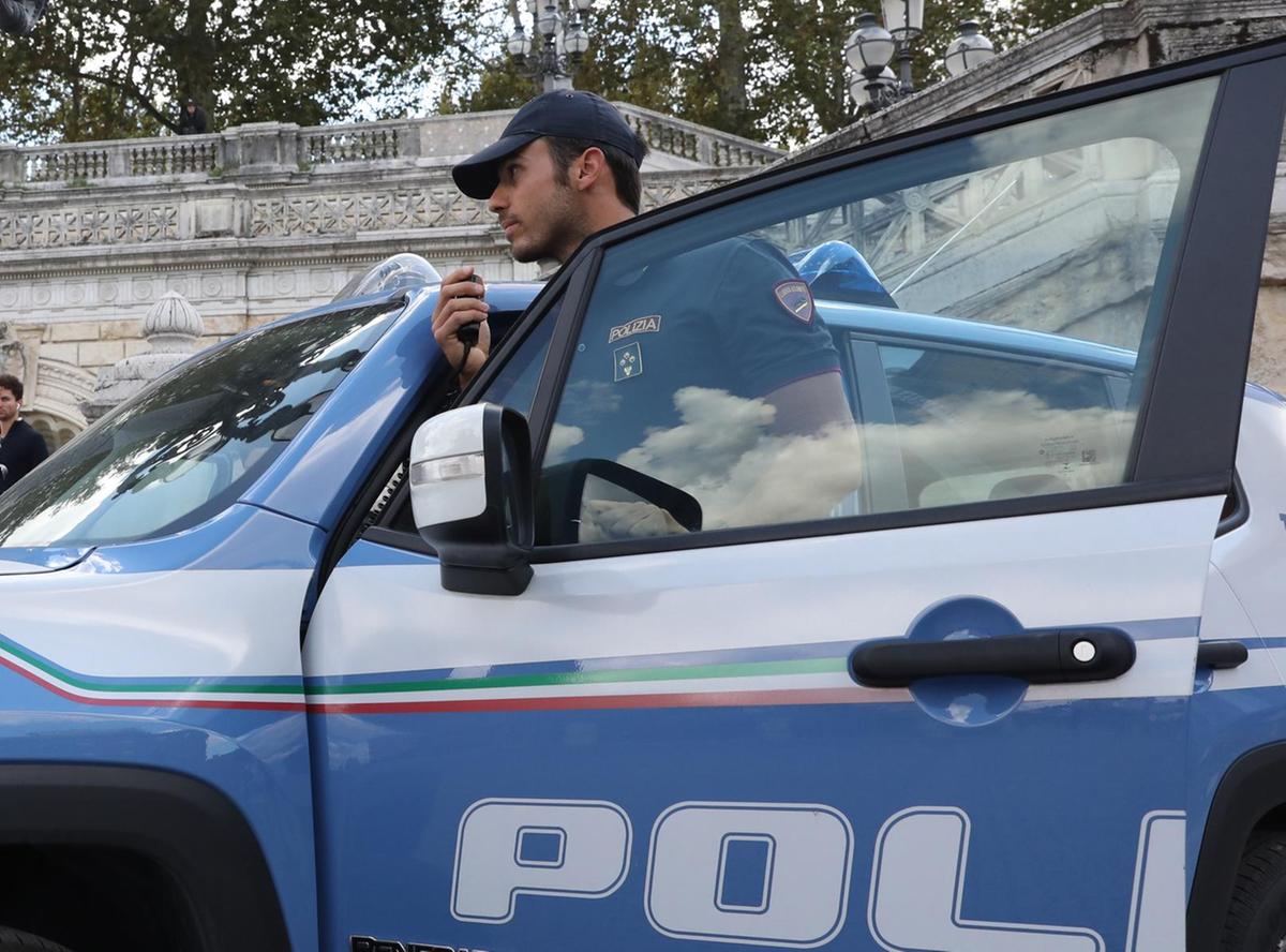 Spacciatori arrestati dalla polizia. Con mezzo chilo di droga in auto fuggono e picchiano gli agenti Spacciatori arrestati dalla polizia. Con mezzo chilo di droga in auto fuggono e picchiano gli agenti