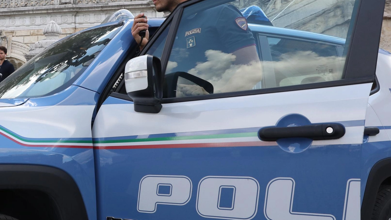 Tre stranieri bloccati in piazza Gramsci a Castelfiorentino dopo che non si erano fermati all’alt. Con loro avevano eroina già divisa in dosi, hashish e marijuana. Il conducente guidava senza patente. . Tre stranieri bloccati in piazza Gramsci a Castelfiorentino dopo che non si erano fermati all’alt. Con loro avevano eroina già divisa in dosi, hashish e marijuana. Il conducente guidava senza patente. .