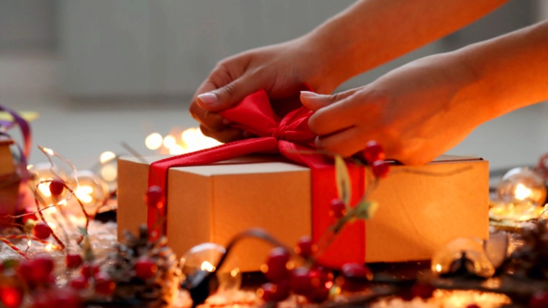 Regalo di Natale (foto di repertorio Ansa) Regalo di Natale (foto di repertorio Ansa)