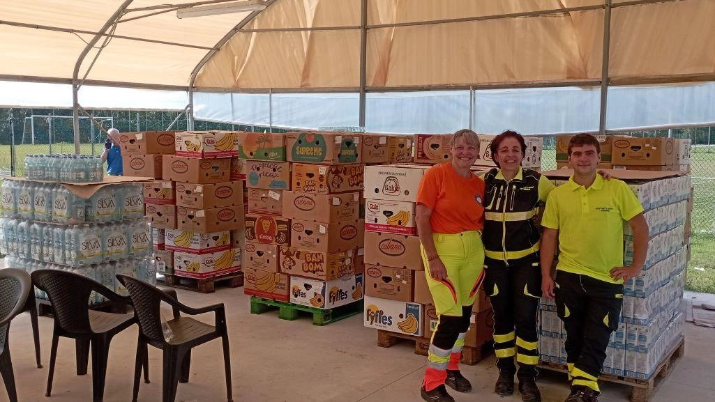 I volontari el Muttley’s Group Versilia con “Prociv Arci Marliana“ hanno consegnato alimentari e acqua alla cucina gestita dall’Ana per cittadini ed operai I volontari el Muttley’s Group Versilia con “Prociv Arci Marliana“ hanno consegnato alimentari e acqua alla cucina gestita dall’Ana per cittadini ed operai