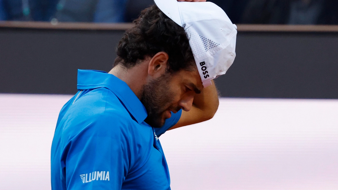 Berrettini si ritira in lacrime, gelo agli Internazionali. Avanzano Sinner e Paolini / 