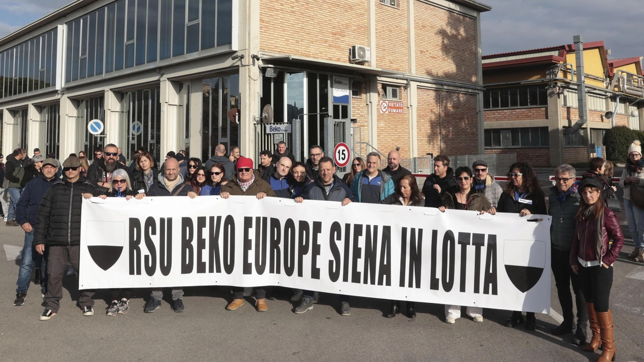 Un momento della manifestazione con corteo organizzata lunedì mattina davanti allo stabilimento Beko di Siena Un momento della manifestazione con corteo organizzata lunedì mattina davanti allo stabilimento Beko di Siena