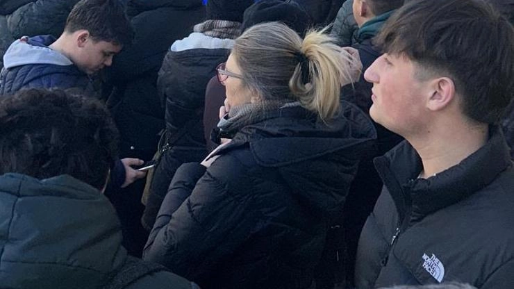 In 2mila rimasti fuori, nonostante centinaia di tifosi in fila dall’alba. Intanto la sindaca apre la proroga per 600 posti aumentando la capienza. In 2mila rimasti fuori, nonostante centinaia di tifosi in fila dall’alba. Intanto la sindaca apre la proroga per 600 posti aumentando la capienza.