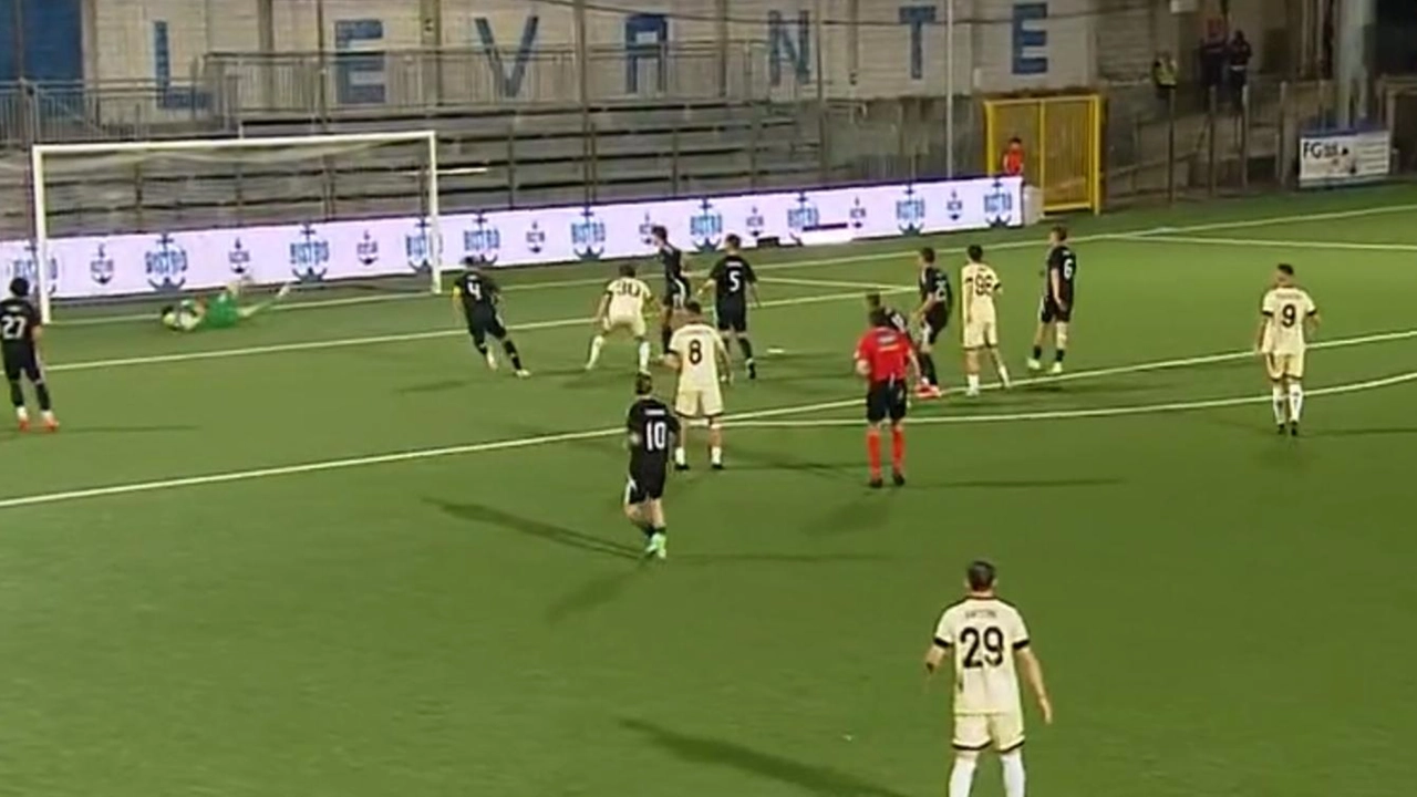 Uno degli assalti dei rossoneri nel tentativo di rimettere in sesto il risultato: il portiere dei liguri, Fusco, dice di no. Ci vorrà il rigore di Saporiti per riaccendere le speranze Uno degli assalti dei rossoneri nel tentativo di rimettere in sesto il risultato: il portiere dei liguri, Fusco, dice di no. Ci vorrà il rigore di Saporiti per riaccendere le speranze
