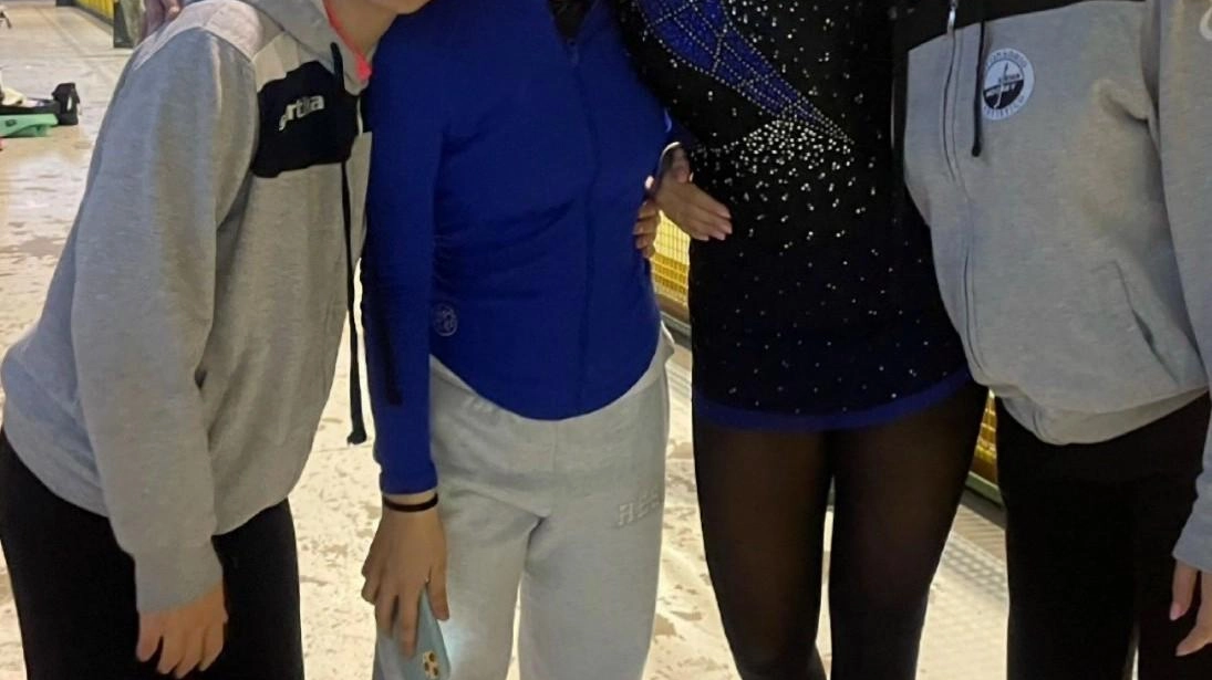Le atlete dell'Asd Siena Hockey brillano nel pattinaggio artistico a rotelle, con Martina Buini che conquista il primo posto. Le atlete dell'Asd Siena Hockey brillano nel pattinaggio artistico a rotelle, con Martina Buini che conquista il primo posto.