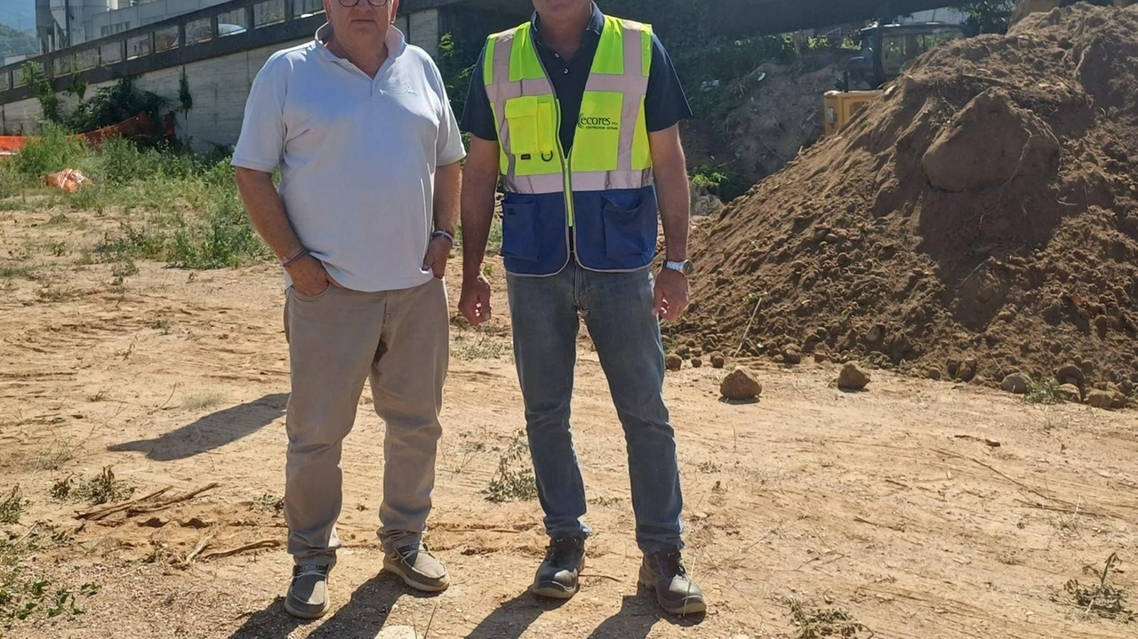 Ieri il sindaco Lorenzo Alessandrini ha effettuato un nuovo sopralluogo nel cantiere, assieme all’assessore Michele Silicani e con il capocantiere Umberto Tesauro Ieri il sindaco Lorenzo Alessandrini ha effettuato un nuovo sopralluogo nel cantiere, assieme all’assessore Michele Silicani e con il capocantiere Umberto Tesauro