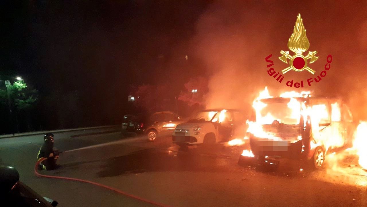 Paura nella notte, in fiamme otto auto e un camper