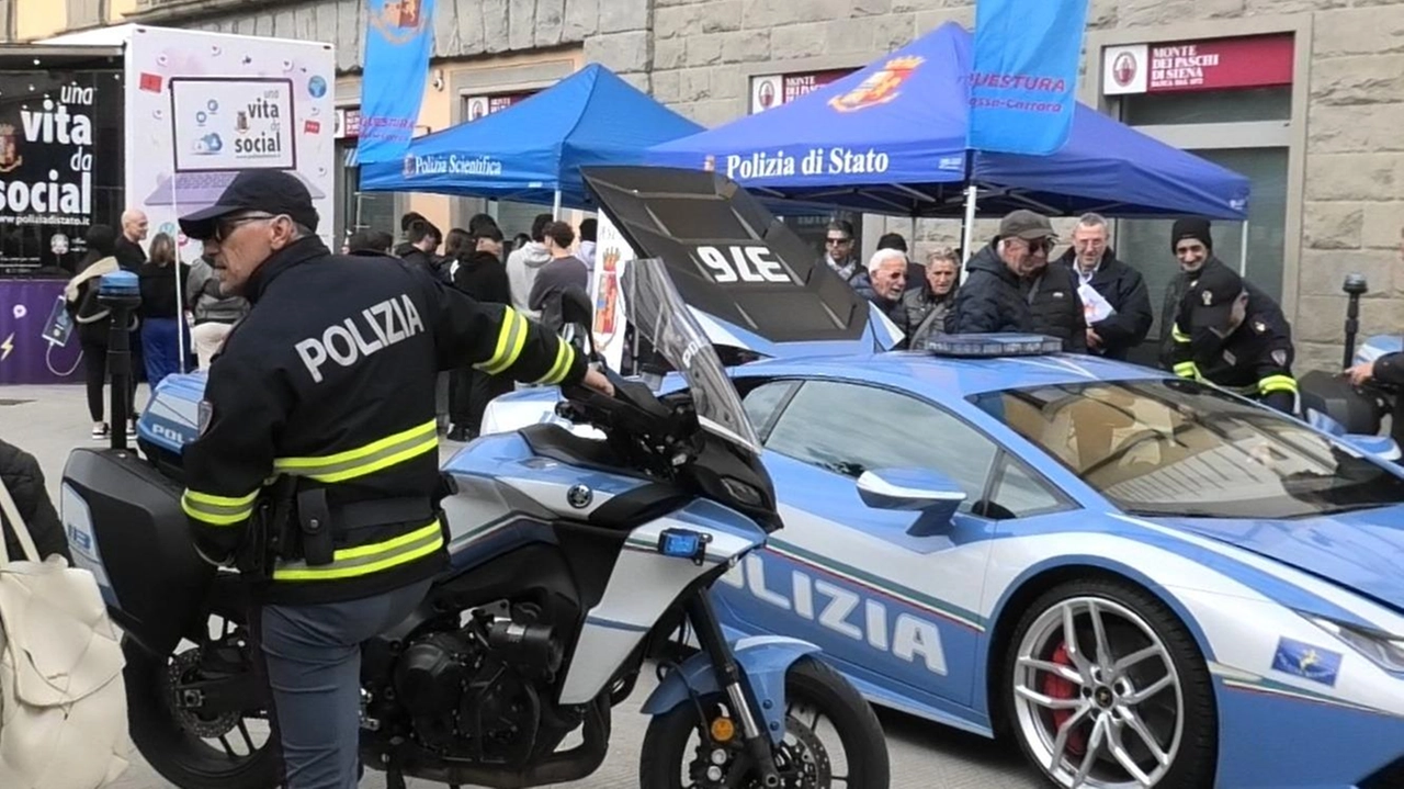 Oltre 200 studenti partecipano a Massa alla campagna 'Una vita da social' per esplorare i rischi della rete.