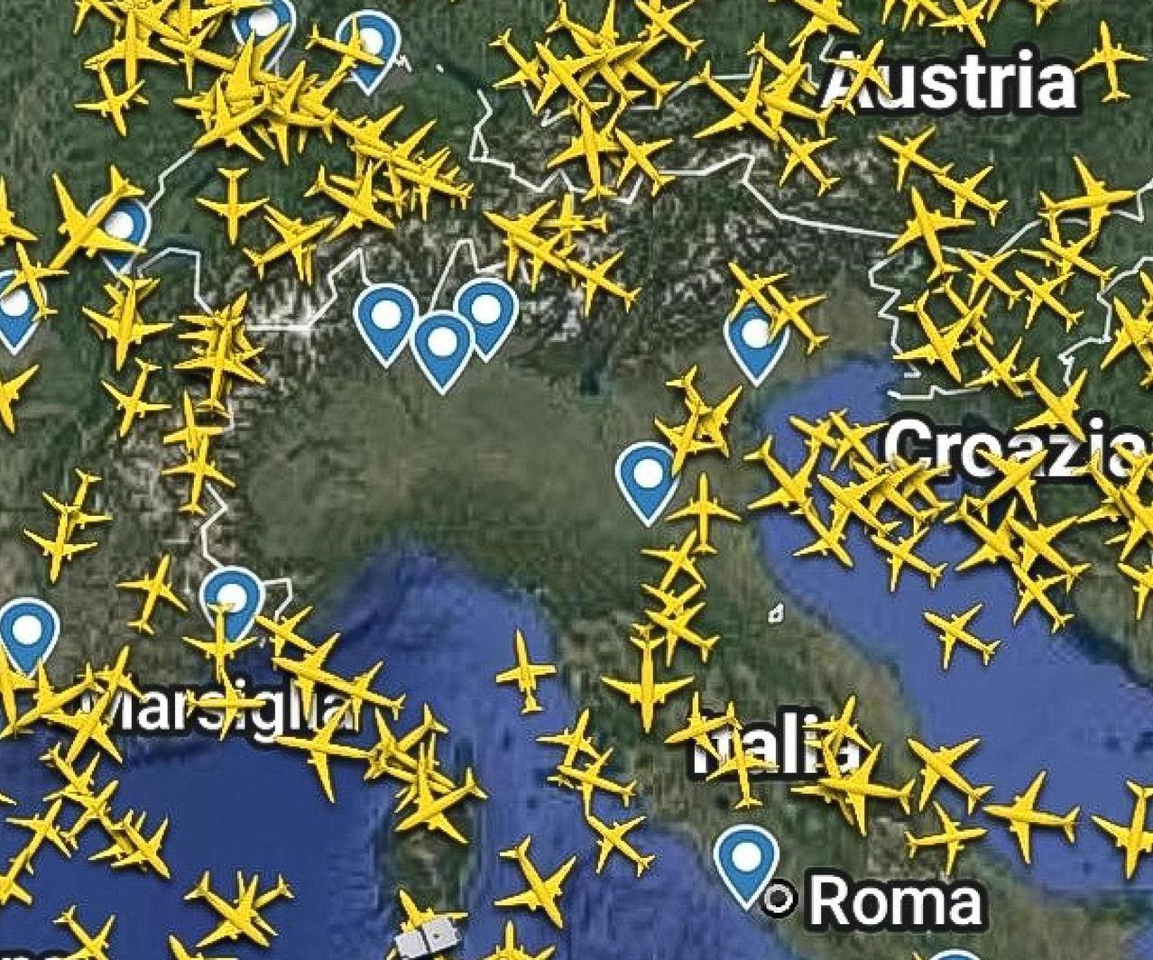 https://www.lanazione.it/image-service/view/acePublic/alias/contentid/ZmY3MWZkOGEtYTk0Mi00/0/lo-spazio-libero-sopra-il-nord-ovest-dellitalia-intorno-alle-21-foto-flightradar24.jpeg