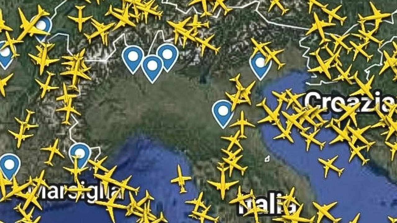 Lo spazio libero sopra il Nord-Ovest dell’Italia intorno alle 21 (foto FlightRadar24) Lo spazio libero sopra il Nord-Ovest dell’Italia intorno alle 21 (foto FlightRadar24)