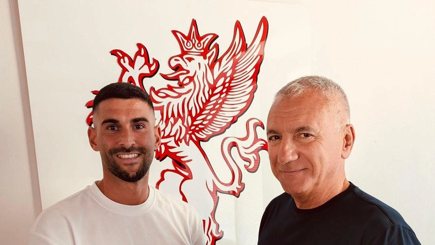 Il terzino destro Luca Calapai insieme al direttore sportivo Meluso Dopo la firma, il difensore è volato in Argentina Il terzino destro Luca Calapai insieme al direttore sportivo Meluso Dopo la firma, il difensore è volato in Argentina
