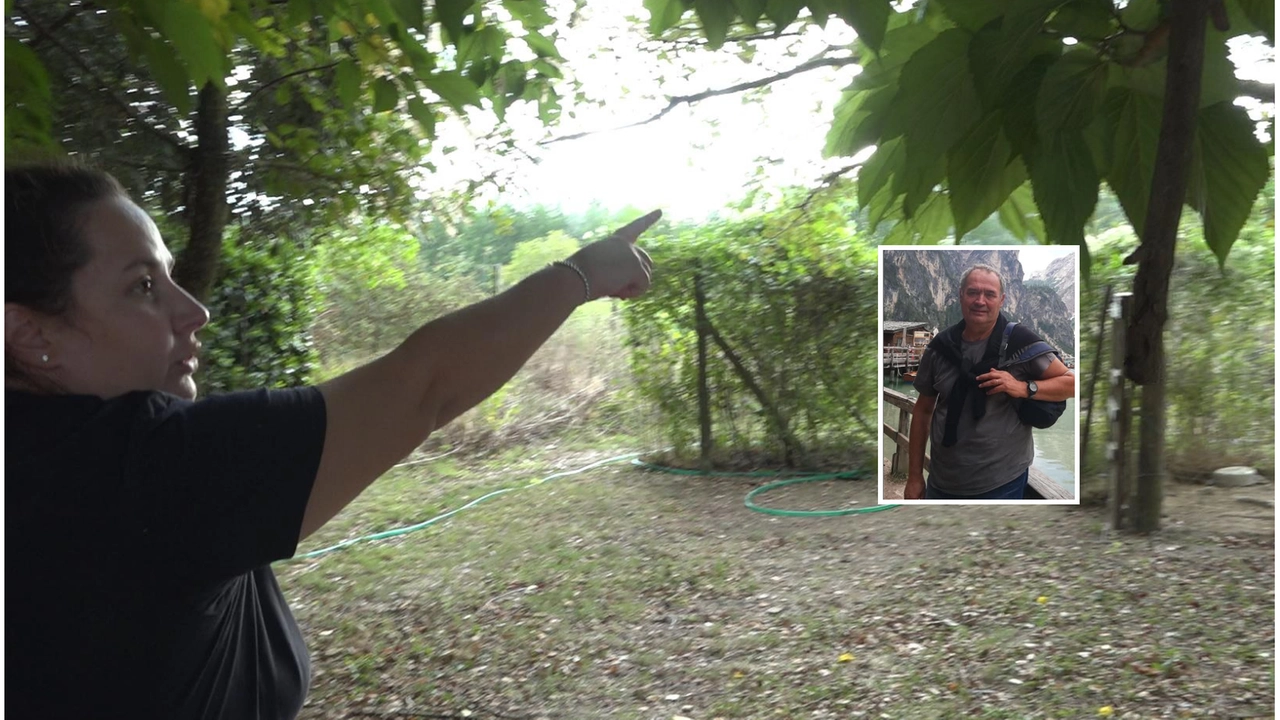 Sauro Bellini, 65 anni (nella foto piccola), era in giardino per dare da mangiare ai cani quando un fulmine si è abbattuto su di lui. Nell'immagine il luogo della tragedia alla quale hanno assistito i vicini Sauro Bellini, 65 anni (nella foto piccola), era in giardino per dare da mangiare ai cani quando un fulmine si è abbattuto su di lui. Nell'immagine il luogo della tragedia alla quale hanno assistito i vicini